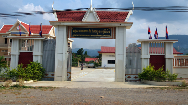 លោក ឌិន គឹម ប្រធាន​មន្ទីរ​សាធារណការ​ខេត្ត​ដឹកនាំ​ក្រុម​ការងារ​ចុះ​ស្ថាបនា​ផ្លូវ​នៅ​តាម​ក្រវាត់ក្រុង​