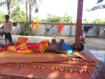 ប្រទះ​ឃើញ​សព​បុរស​ម្នាក់​ស្អុយរលួយ​ក្នុង​ប្រលាយទឹក ក្បែរ​ចម្ការ​ប្រេងខ្យល់​ក្រោយ​ភោជនី​ដ្ឋា​ន​នាគទិ​ព្វ​២