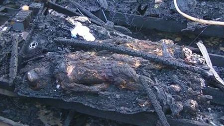 ស្មៀនឃុំសាលាក្រៅ ជាមួយនឹងប្រពន្ធកូនត្រូវគេវាយសម្លាប់និងដុតឆេះខ្លោចក្នុងផ្ទះ