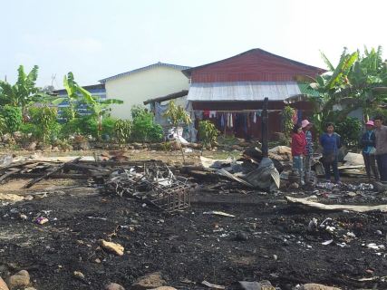 ម្ចាស់​ចេញទៅ​លក់​លត​ឆា​ផ្ទុះ​ស្សេ​ខ្សែភ្លើង​ឆេះ​ផ្ទះ​បំផ្លាញ​ទ្រព្យសម្បត្តិ​សរុប​ទឹកប្រាក់​៣០០០​ដុល្លា​