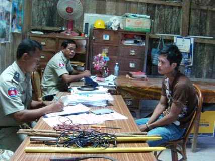 បុរស​ម្នាក់​ដោយ​ភ្លើងប្រច័​ន្ទយក​ខ្សែចង​កាំបិតឆូត​ខ្លួន​ដំបង​វាយ​កណ្តៀវ​កាប់​ជើង​ប្រពន្ធ​យ៉ាង​ឃោរឃៅ​