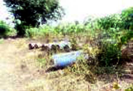 លោក​មេ​គយ​ច្រក​ភ្នំ​ដី បូ គុណ កំពុងតែ​គ្រប់ទឹកពីការបើក​ភ្លើង​ឲ្យ​ហ្គាស​ចេញ​តាម​ច្រកល្បៀង​