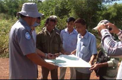 ក្រុមការងារ ចុះ​កំណត់​ព្រុំប្រទល់​ដី​ចំណុច​លេខ​៧៤​ក្នុងភូមិ​រំដួល​ជើងភ្នំ​និង ភូមិ​ត្រពាំង​តាវ ជូន​ប្រជាពលរដ្ឋ​