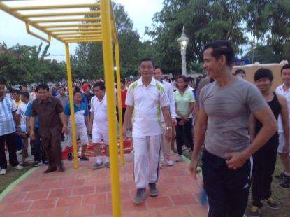 ​លោក ​ច័ន្ទ​ សុផល ​អភិបាលខេត្ត​បាត់ដំបង​សម្ពោធ​កន្លែង​ហាត់​កីឡា​សាធារណៈ​នៅ​សួន​ផ្លូវ​លេខ​១
