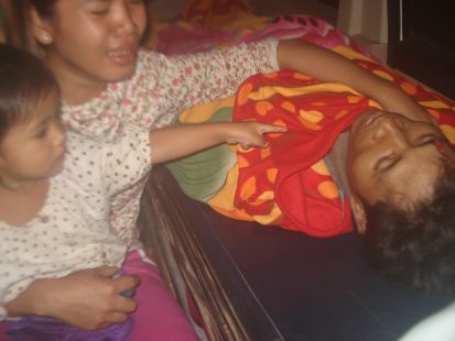 ជិះ​ម៉ូតូ​លឿន​ពេក​ជ្រុល​ទៅ​បុក​គូទ​គោយន្ត​កន្ត្រៃ​បណ្តាលឲ្យ​ស្លាប់​ពេល​បញ្ជូន​មក​សង្គ្រោះ​នៅ​មន្ទីរពេទ្យបង្អែក​ខេត្ត​