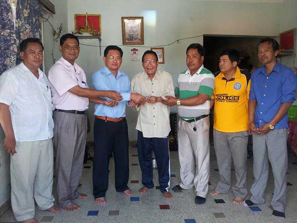 ​លោក ​ហ៊ុន ​សុខា ​ប្រធាន​ក្លឹប​អ្នកកាសែត​ឯករាជ្យ​បាន​ឧបត្ថម្ភ​ដល់​អ្នកកាសែត​(​លោក​ម៉ាន់​ប៊ុនធឿន​)​ដែល​កំពុង​មាន​ជំងឺ​យ៉ាង​ធ្ងន់​