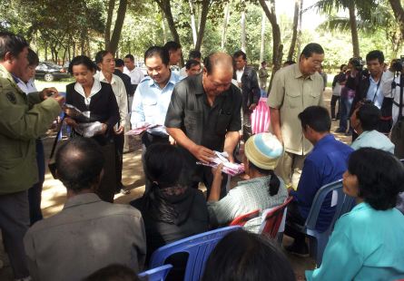 ​លោក ម៉ម ប៊ុនហេង រដ្ឋមន្ត្រីក្រសួង សុខាភិបាល​និង​ក្រុមការងារ​ខេត្ត​ចុះ សួរសុខទុក្ខ ប្រជាពលរដ្ឋ​ឃុំ​រការ​