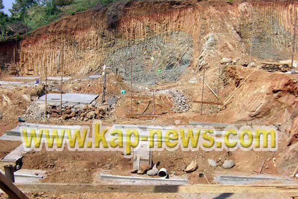 ​មន្ត្រី​ជំនាញ​ឃុបឃិត​គ្នា​ពុះ​ជ្រៀក​ភ្នំ​លក់​ធ្វើ​ប័ណ្ណកម្មសិទ្ធិ​នៅ​ស្រុក​សាលា​ក្រៅ​