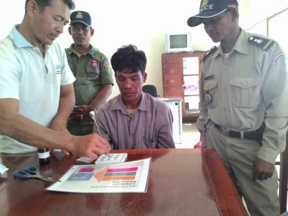 បុរស​ម្នាក់​រត់​ម៉ូតូឌុប​រក​ប្រាក់​ចាយ​មិន​គ្រប់ ជួញដូរ​ថ្នាំញៀន​លក់​លើ​ក​ទី ៤ នគរបាល​ឃាត់ខ្លួន​បញ្ជូន​