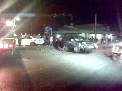 ​ប្រធាន​ច្រក​អូរ​អន្លក់​បើករថយន្ត​ឆ្លងផ្លូវ​កាត់​ទទឹង​បុក​រថយន្ត​ឆ្លាម​ទៅបុក​របង​ផ្ទះ​បណ្តាលអោយ​របួស​៤​នាក់​