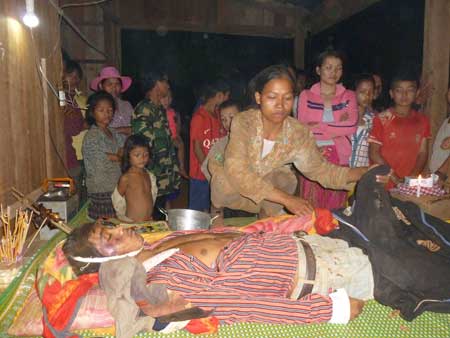 ម៉ូតូ​ដឹកឈើ​ដួល​សង្កត់​ស្លាប់​យុវជន​ម្នាក់​នៅ​ស្រុក​វ៉ឺ​ន​សៃ​