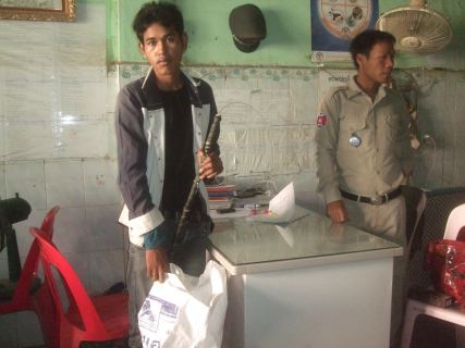 ក្រុម​ទាក់​ឆ្កែ​(​សន្តិសុខ​ភូមិ​)២​នាក់ ត្រូវ​កំលាំង​នគរបាល​ក្រុង​ប៉ោយប៉ែ​ត​សហការ​ជាមួយ​យោធា​សឹក​រង​ក្រុង​ឃាត់ខ្លួន​