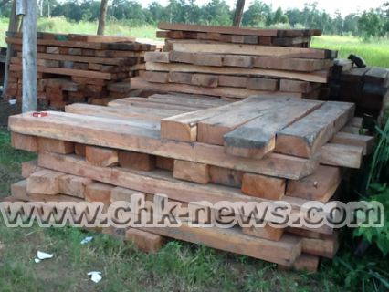 ឈ្មោះ ភ័ក្ត្រ អតីត​កូនប្រសា​រលោក អ៊ី ឈាន និង​ឈ្មោះ សៅ សុខ នៅ​ដឹកឈើ​គ្រញូង​យ៉ាង​គគ្រឹកគគ្រេង​