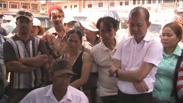 អាជីវករ​ផ្សារ​បាន​លុង តវ៉ា​សុំ​បញ្ឈប់​លោក ជា គង់  ប្រមូល​ភាស៊ី​ពី​តំបន់​ជុះ​វិញ​ផ្សារ ខណៈពេល​សកម្មភាព​ប្រមូល​ភាស៊ី​មិនទាន់មាន​ច្បាប់​ពី​មន្ទីរ​សេដ្ឋកិច្ច​