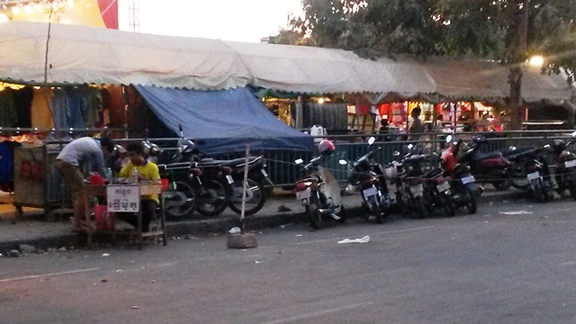 មហាជន សំណូមពរ សាលារាជធានីភ្នំពេញ ដុសក្អែលអ្នកម៉ៅភាស៊ី ផ្ញើរម៉ូតូ ផ្សារត្រី យកថ្លៃផ្ញើរម៉ូតូ មួយគ្រឿង 1000៛-1500៛