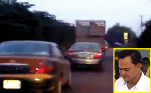 កូនចៅ​ឧកញ៉ា សឹង សំអុល បើកឡាន​កៀរ​ឡាន អ្នកកាសែត ដែល​រំខាន​ការ ដឹកឈើ​គ្មាន​ច្បាប់ យកទៅ លក់​នៅ​ស្រុក​យួន​