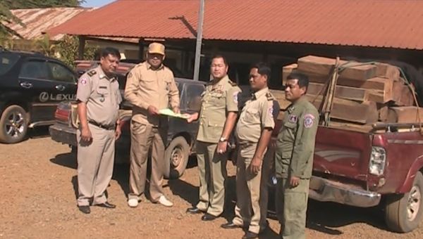 ​លោក កែវ រ៉េត​មន្នី  ដឹកនាំ​កម្លាំង​បង្ក្រាប​រថយន្ត​ដឹកឈើ​ប្រណីត ២ គ្រឿង