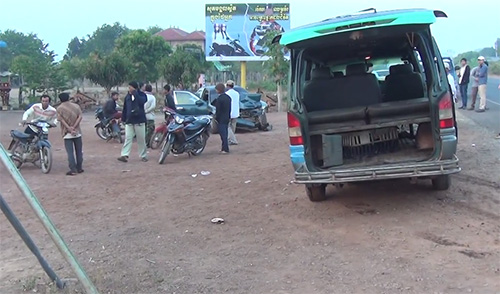 រថយន្ត​​កាមរី​​ហើម​​មក​​ពី​ដឹក​ឈើ អត់​ងងុយ ព្រលះ​​តាក់ស៊ី​ពេញ​ទំហឹង បង់លុយ​​បញ្ចប់​រឿង​