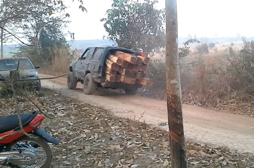 លោក ហ៊ួត រ័ត្ន អាង​ស្បែក​ជា​មេបញ្ជាការ​សឹង​រង​ស្រុក​កែវ​សីមា រកស៊ី​ជួញដូរ​ឈើ​ប្រណីត​ឆ្លងដែន​ខុសច្បាប់​