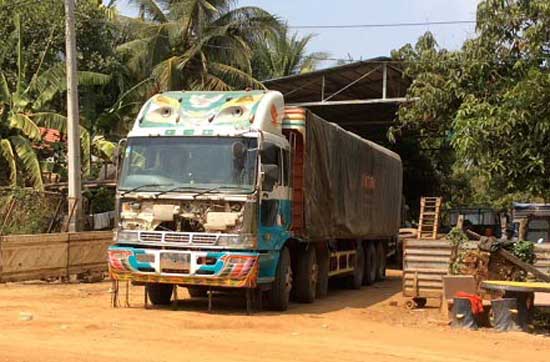 រថយន្ត​ដឹកឈើ​ប្រណីត​អត់​ច្បាប់​មួយ​គ្រឿង ត្រូវ​សមត្ថកិច្ច​ចំរុះ​ឃាត់ និង​បញ្ជូន​ទៅ​តុលាការ​