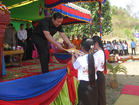 ​ស្រុក​សាលា​ក្រៅ​បើក​មិទ្ទីង​រំលឹក​ខួប​លើក​ទី​១៦ ទិវា​ជាតិ​យល់ដឹង​ពី​មីន ២៤ ខែ​កុម្ភៈ ឆ្នាំ​២០១៥