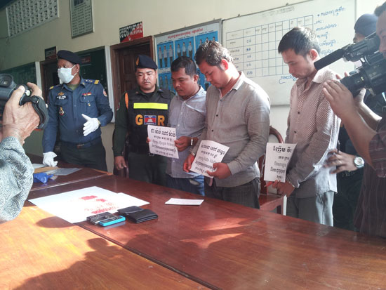 អាវុធហត្ថ​ក្រុង​បាត់ដំបង​ប្រម៉ា​ញ់​តាម​ឃាត់​ជនសង្ស័យ ៣ នាក់ និង​ថ្នាំញៀន ១៥៥១ គ្រាប់​បញ្ជូនទៅ​តុលាការ​