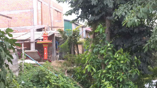 មន្ត្រី​សុរិយោដី​និង​អភិបាលស្រុករង​ការរិះគន់​ទទួល​ប្រាក់​បើកដៃ​អោយ​សង់ផ្ទះ​លើដី​ចិញ្ចើមផ្លូវ​