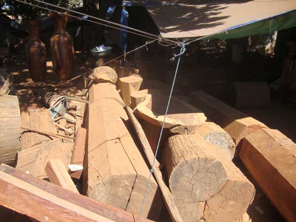 ​សមត្ថកិច្ច​ចម្រុះ​ដឹកនាំ​ដោយ​ព្រះរាជអាជ្ញារង​អម​សាលាដំបូង ខេត្ត​រតនគិរី ព្រះ​ចុះបង្ក្រាប​សិប្បកម្ម​ឥត​ច្បាប់​មួយ​កន្លែង​