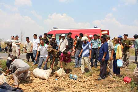 ​រថយន្ត​កែច្នៃ​រ៉េ​ចង្កូត​ក្រឡាប់​ចូល​ប្រឡាយ រងរបួស​ប្រុស​ស្រី​ចំនួន​១៦​នាក់ ធ្ងន់​១៣​នាក់ ស្រាល​៣​នាក់​