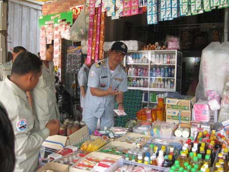 មន្ត្រី​កាំកុងត្រូល​និង​មន្ត្រី​មន្ទីរ​ពាណិជ្ជកម្ម​ចុះ​ត្រួតពិនិត្យ​ទំនិញ​ដែល​ហួស​សុពលភាព នៅក្នុង​ផ្សារ​ប៉ា​ហ៊ី​ខេត្ត​ប៉ៃលិន​