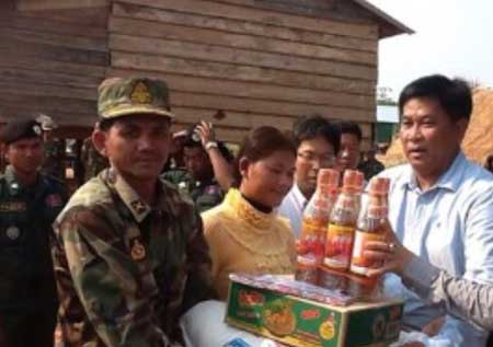 លោក​ស ថា​វី អភិបាលខេត្ត ចុះសួរសុខទុក្ខ​គ្រួរ​សារ​កងទ័ព និង​ចែក​ព​ប័ណ្ណ​កម្ម​សិទ្ធ​ប្រជាពលរដ្ឋ