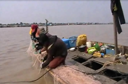 ​សមត្ថកិច្ច​ជលផល​រង​ការរិះគន់ រឿង​ជិះសេះ​លែងដៃ​អត់​បង្ក្រាប​បទល្មើស​នេសាទ​ឧបករណ៍​មង​គ្រប និង មង​ចៃរ៉ា ក្នុង​ទឹកដី​ខេត្ត​កំពង់ឆ្នាំង និង ខេត្ត​កំពង់ធំ