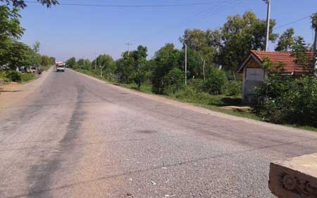 ឡានធំៗ​ដឹក​ដី​បំផ្លាញ​ផ្លូវ​ក្រាល​កៅស៊ូ​ចូល​ស្រុក​ភ្នំស្រុក​យ៉ាងខ្លាំង លោក​អភិបាលខេត្តឲ្យ​ធ្វើការ​បង្ក្រាប​បន្ទាន់​