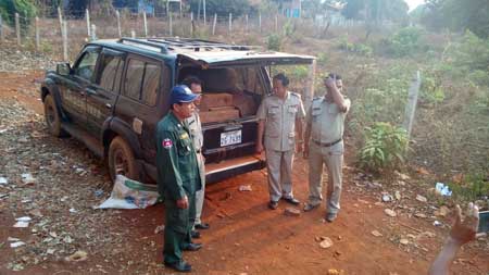 រថយន្ត​ឡ​ង់​គ្រីស័រ​ដឹក​ឈើប្រណិត​២៣​ដុំ​របស់​ថោង​សុខ​ឡាយ​មន្ត្រី​យោធា​ត្រូវ​សមត្ថកិច្ច​ឃាត់​លើក​ទី​២