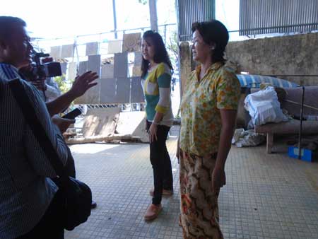 ​ប្រជាពលរដ្ឋ​តវ៉ា​សុំ​អោយ​ទំលាក់​អង់​តែ​ន​ទូរស័ព្ទ​នៅផ្ទះ​ង៉ែត​សា​រ៉េ​ន ព្រោះ​ប៉ះពាល់​សុខភាព​អ្នកជិតខាង​