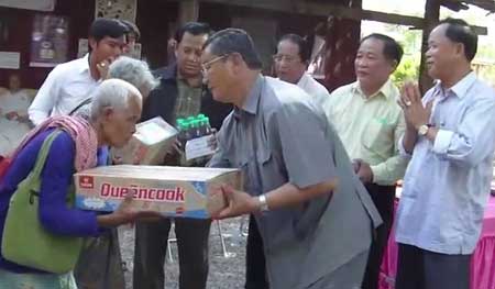 ក្រុមការងារ​ចុះ​សួរសុខទុក្ខ​ប្រជាពលរដ្ឋ​ផ្ទុក​មេរោគ​អេដស៏ និង​ពិនិត្យ​ផ្លូវ​ក្នុង​ឃុំ​រកា​