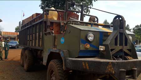 គោយន្ត​មួយគ្រឿង​ដឹក​ឈើ​របស់​ឈ្មួញ​ឃុបឃិត​ជាមួយ​មេ​ប៉ុស្តិ៍​សង្កេត​ការពា​ម​អូរ​សេដ្ឋី​នាំ​ទៅ​លក់​នៅ​ប្រទេស​វៀតណាម​រាប់​ឆ្នាំ​