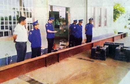 អាជ្ញាធរ​ចុះ​ពិនិត្យ​ជញ្ជីង​ថ្លឹង​ពោត និង​ដំឡូង​មី​នៅតាម​ស្តង់​នីមួយៗ​