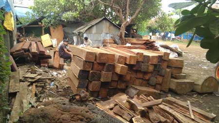 ​សមត្ថកិច្ច​ចាប់បាន​ឈើ​ប្រណីត​ដែល​គេ​ស្តុក​ទុក​នាំចេញ​ទៅ​លក់​នៅ​វៀតណាម​