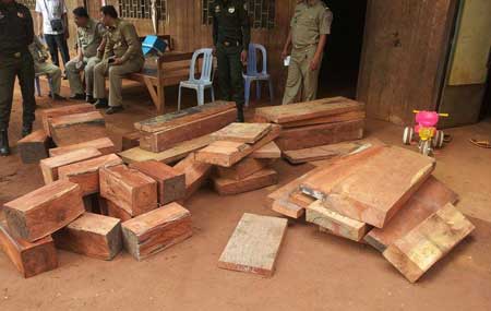 សមត្ថកិច្ច​ចម្រុះ​បង្ក្រាប​ឈើ​អនាធិបតេយ្យ​ស្តុក​នៅផ្ទះ​ជួល​លោក​អនុប្រធាន​នគរបាល​ការិយាល័យ​ចរាចរណ៍​ជើងគោក សង្ស័យ​ឈើ​ឧកញ៉ា សី យកទៅ​ផ្ញើ​