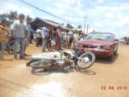 កាមរី​ស្វិត​បុក​ម៉ូតូ​បណ្តាល​ឲ្យ​បុរស​អ្នកជិៈ​ម៉ូតូ​បែកភ្នែក​ម្ខាង​