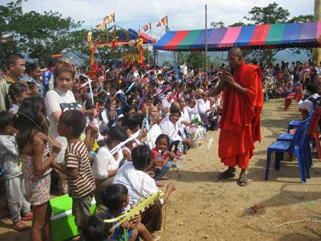 ​វត្ត​ព្រំ​គី​រី​មរកត ប្រារឰ​ពិធី​ស្រង់​ព្រះ និង​ពូន​ភ្នំ​ខ្សាច់ ក្រោយ​គេ​ធ្វើឱ្យ​ពុទ្ធ​បរិស័ទ្ធ និង​ភ្ញៀវទេសចរណ៏ មាន​ការចាប់អារម្មណ៍​ខ្លាំង​