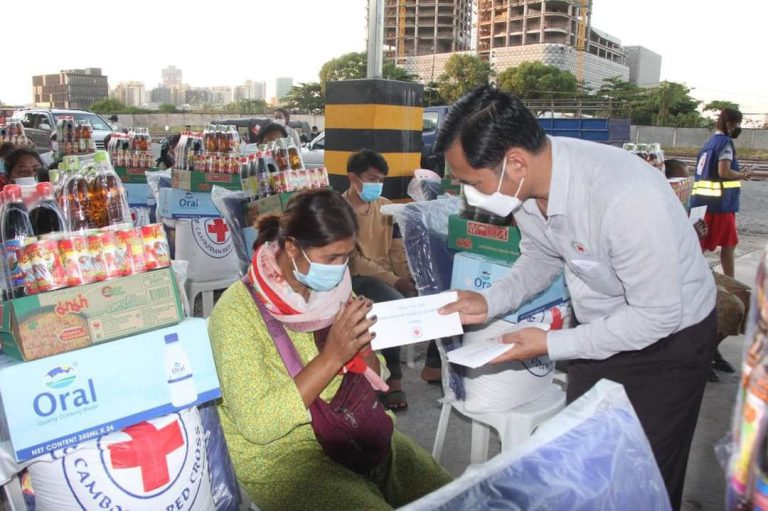 លោក សុខ ពេញវុធ អភិបាលខណ្ឌដួនពេញ អញ្ជើញចុះចែកអំណោយដល់ពលរដ្ឋរងគ្រោះដោយសារអគ្គីភ័យ ៨០គ្រួសារ