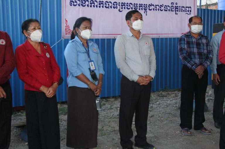 លោក សុខ ពេញវុធ អភិបាលខណ្ឌដួនពេញ អញ្ជើញចុះចែកអំណោយដល់ពលរដ្ឋរងគ្រោះដោយសារអគ្គីភ័យ ៨០គ្រួសារ