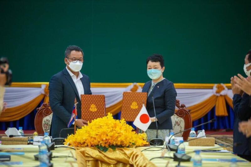 លោកទៀ សីហា អភិបាលខេត្ត នៅសាលាខេត្តសៀមរាប នាថ្ងៃទី ០៨ ខែ ធ្នូ ព្រឹកមិញបានចុះហត្ថលេខាលើកំណត់ត្រាលើកិច្ចពិភាក្សានៃការអនុវត្តគម្រោងកិច្ចសហប្រតិបត្តិការ បច្ចេកទេសសម្រាប់គម្រោងទីក្រុងឆ្លាតវៃជាមួយប្រធានទីភ្នាក់ងារសហប្រតិបត្តិការអន្តរជាតិជប៉ុន(JICA) ប្រចាំនៅកម្ពុជា