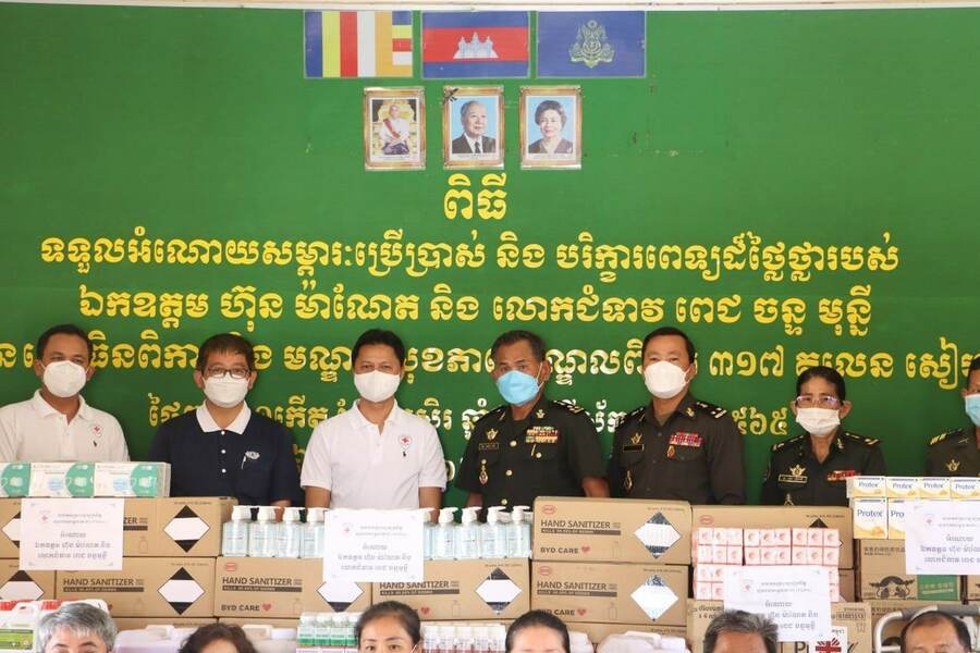 ឯកឧត្តម ហ៊ុន ម៉ាណែតនិងលោកជំទាវ ផ្តល់អំណោយសម្ភារៈបរិក្ខារពេទ្យជូនយោធិន ពិការនិងមណ្ឌលសុខភាព ៣១៧នៅខេត្តសៀមរាប