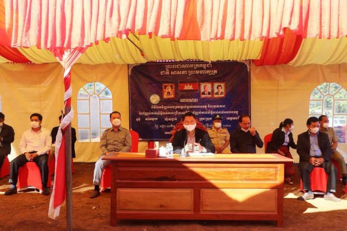 វិញ្ញាបនប័ត្រសម្គាល់ម្ចាស់អចលនវត្ថុចំនួន៥៣១ប័ណ្ណ ត្រូវបានប្រគល់ជូនប្រជាពលរដ្ឋចំនួន១ភូមិ នៅស្រុកអូរជុំ