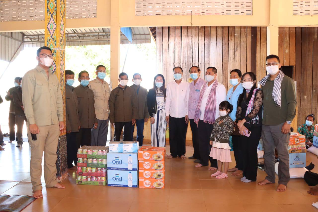 លោក​ឧត្ដមសេនីយ៍​ទោ​ ឯម​ កុសល​ និង​ ក្រុម​ការងារ​នាំ​យកទេយ្យវត្ថុ​ ទេយ្យទា​ន​ អាវរងា​ គ្រឿងឧបភោគបរិភោគប្រគេនព្រះ​សង្ឃ​គង់នៅវត្ដឧបុលគិរី​ ហៅវត្តទួលសំបួរ