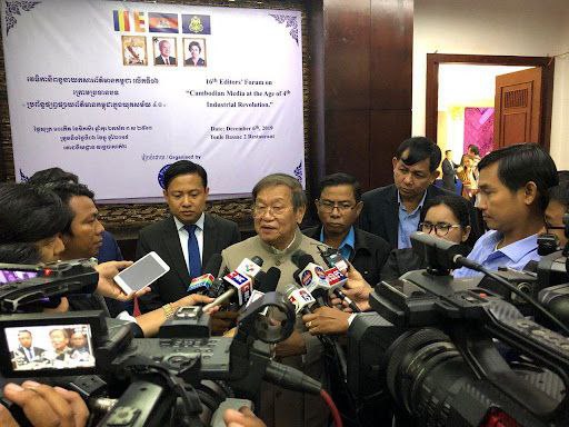 ប្រមុខរាជរដ្ឋាភិបាលកម្ពុជា សូមកោតសរសើរដោយស្មោះចំពោះបងប្អូនអ្នកសារព័ត៌មាននិងសា្ថប័នសារព័ត៌មានទាំងអស់ដែលបានគាំទ្រ និងចូលរួមជាមួយរាជរដ្ឋាភិបាលក្នុងការអនុវត្តគោលនយោបាយ ផ្តល់វ៉ាក់សាំងកូវីដ-១៩