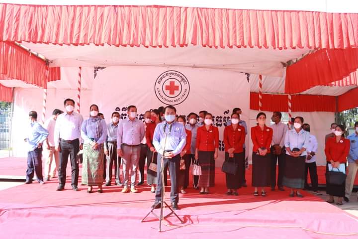 ជនចាស់ជរា និងមានជីវភាពខ្វះខាត​ ចំនួន ៣៩៨នាក់ ក្នុងក្រុងតាខ្មៅ ទទួលបាន អាវរងារ ភួយ និងស្បៀងអាហារ ពីសាខាកាកបាទក្រហមកម្ពុជាខេត្តកណ្ដាល